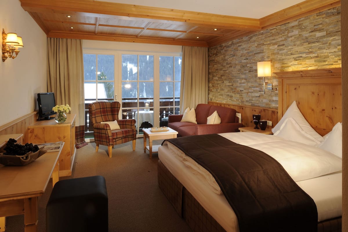 Junior suite, balkon, uitzicht op bergen | 1 slaapkamer, luxe beddengoed, donzen dekbedden, een minibar