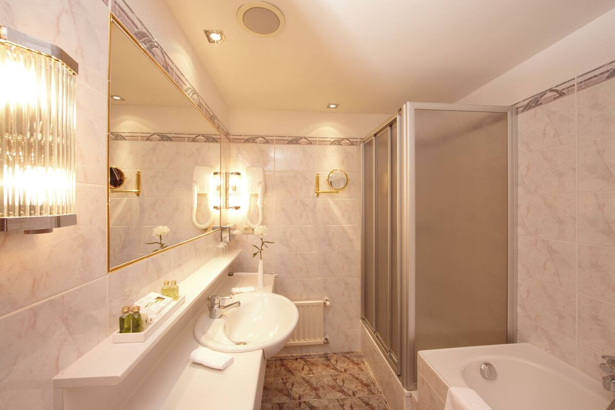 junior suite, balcony, mountain view | bathroom | free toiletries, bathrobes, slippers, towels