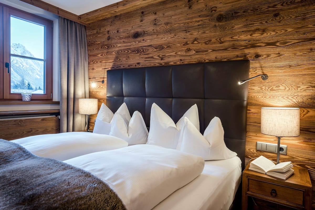 Junior suite, balkon, uitzicht op bergen | 1 slaapkamer, luxe beddengoed, donzen dekbedden, een minibar