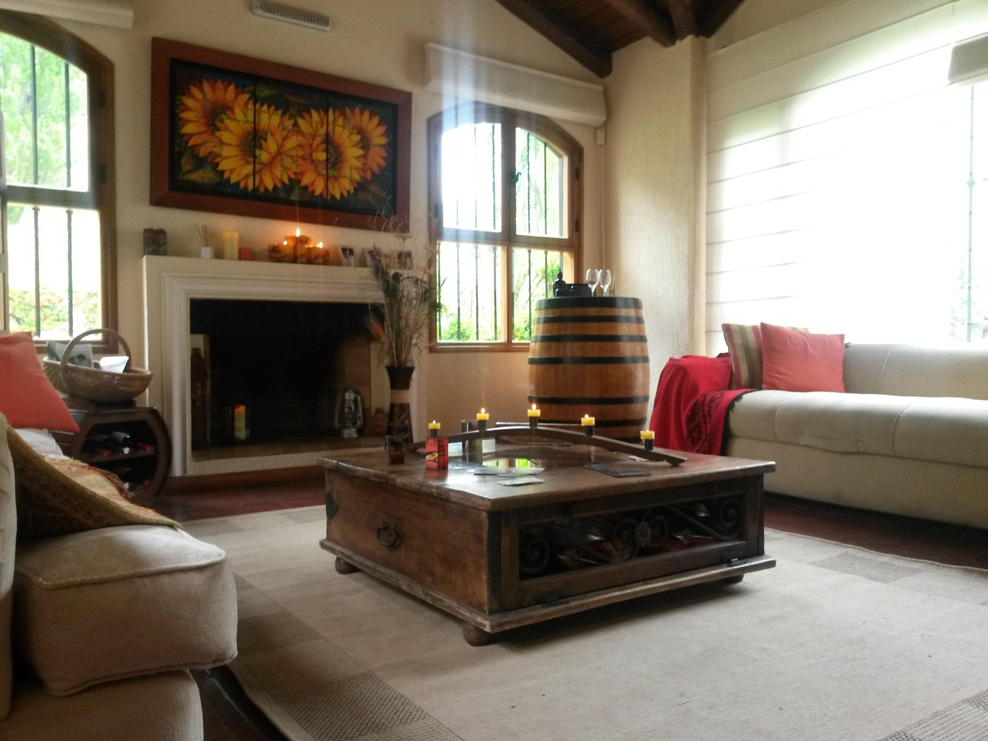 Una sala de estar acogedora con chimenea, una mesa de centro de madera y un ventanal grande.