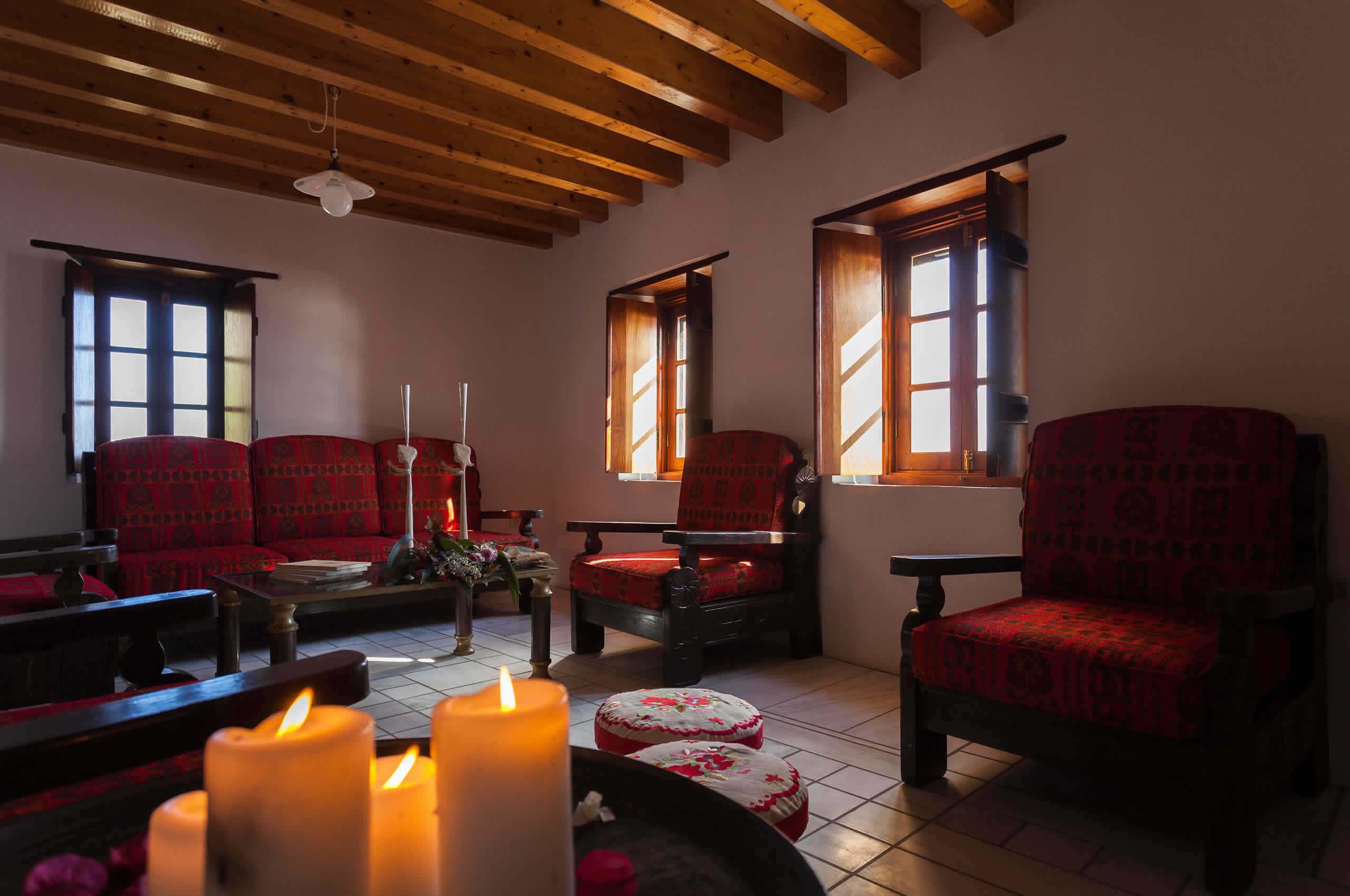 Dúplex de lujo, 2 habitaciones | Área de sala de estar | Televisión de pantalla plana y chimenea 