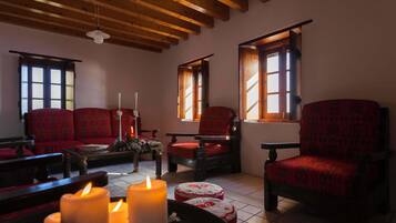 Dúplex de lujo, 2 habitaciones | Área de sala de estar | Televisión de pantalla plana y chimenea