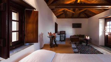 1 غرفة نوم وأغطية فراش متميزة وخزنة داخل الغرفة ومكتب