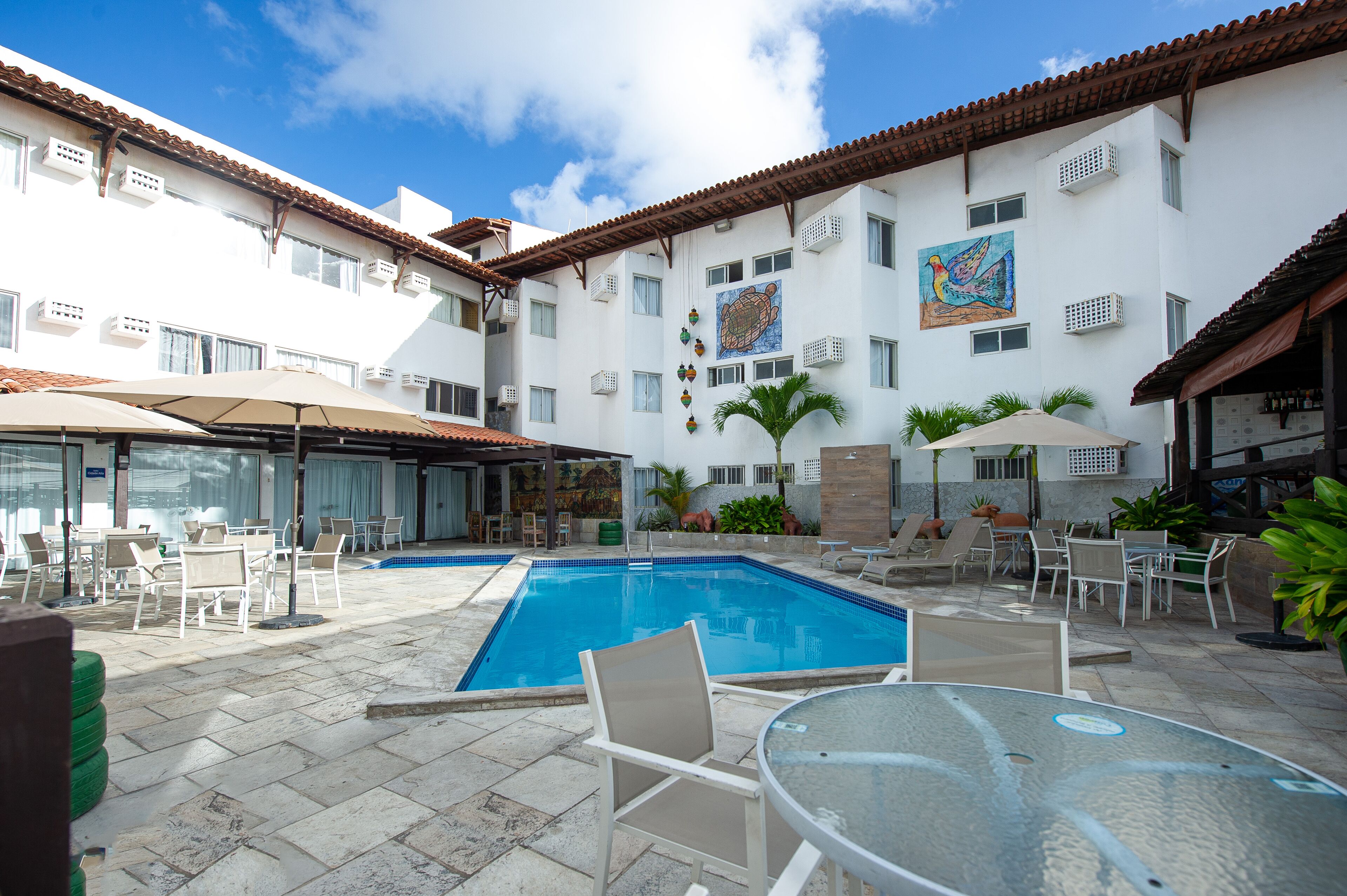 2 piscinas al aire libre (de 10:30 a 19:00), sombrillas, tumbonas