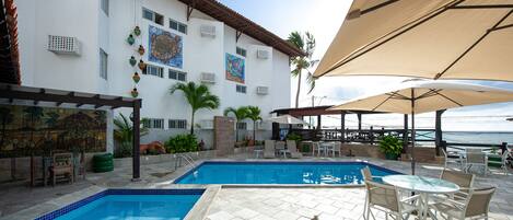 2 albercas al aire libre, sombrillas en la alberca y camastros