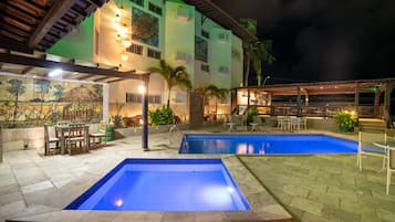 2 piscinas externas, funciona das 10h30 às 19h, guarda-sóis