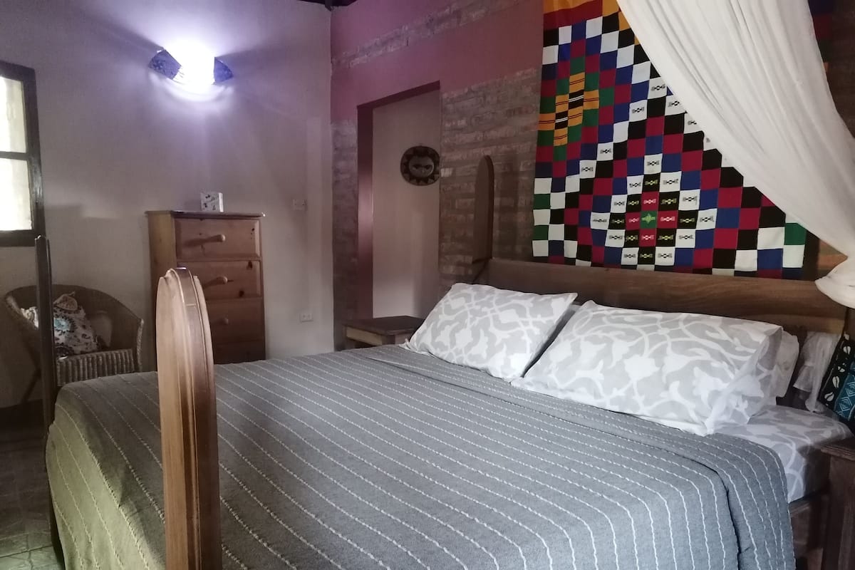 Casa Tradizionale | Una cassaforte in camera, lenzuola