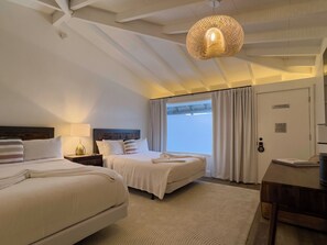 Moonlight 2 Queen | Premium bedding, in-room safe, iron/ironing board, free WiFi