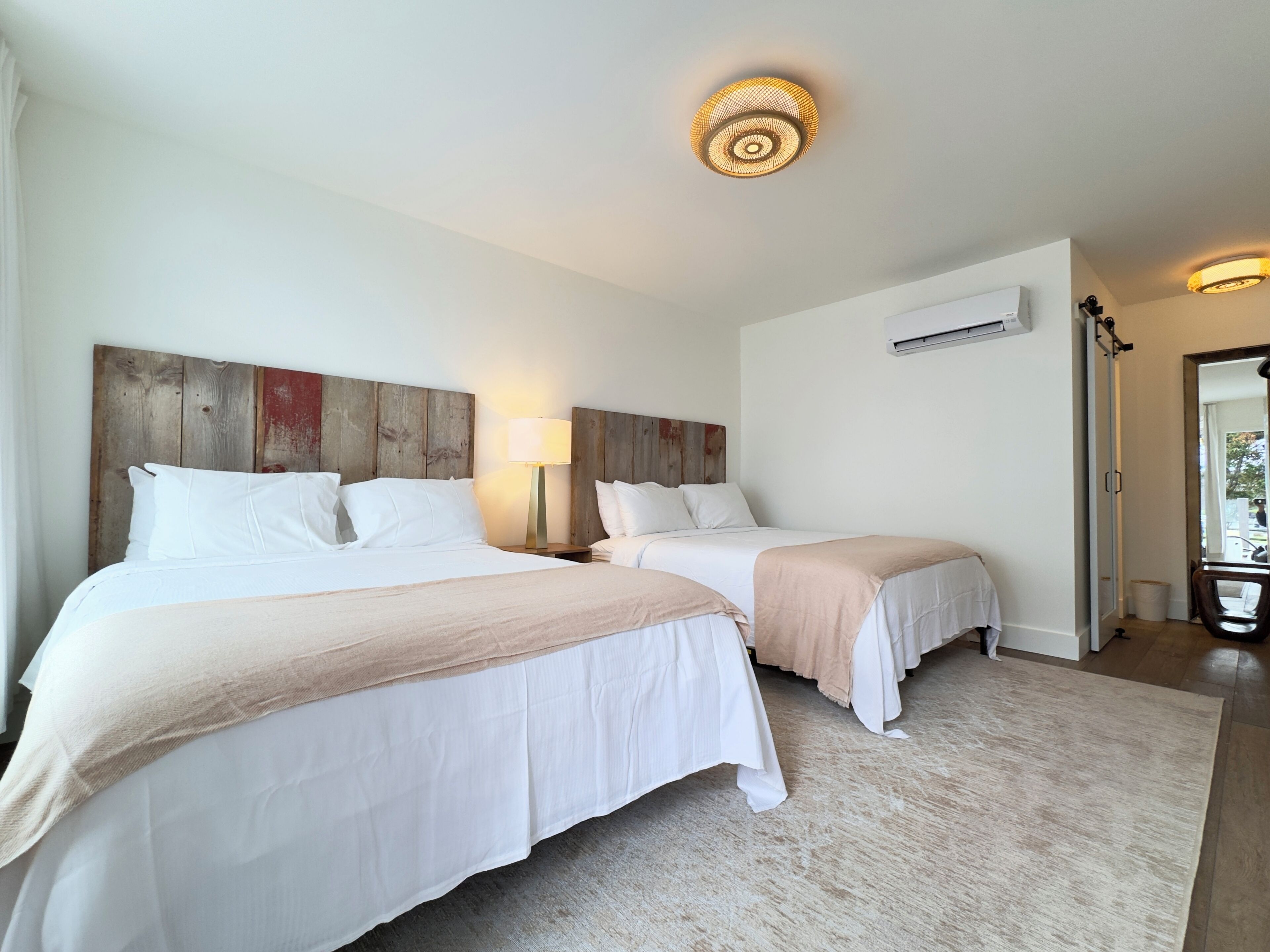 客房 | 高档床上用品、客房内保险箱、熨斗/熨衣板、免费 WiFi