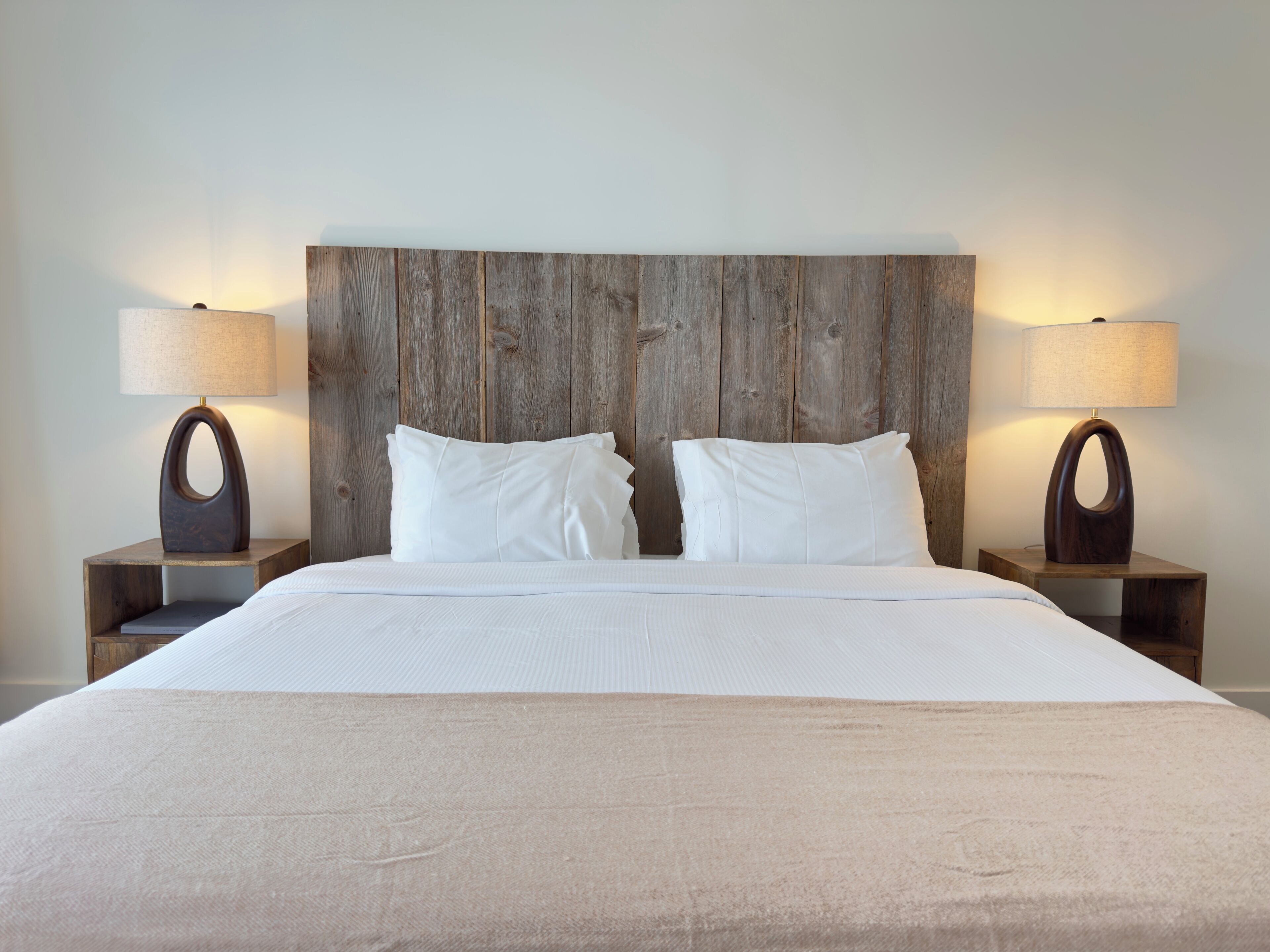 客房, 1 张特大床 | 高档床上用品、客房内保险箱、熨斗/熨衣板、免费 WiFi