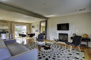Bungalow, 3 Bedrooms | Living area