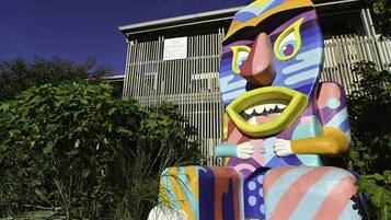 Una escultura colorida de un personaje frente a un edificio con un letrero que dice "The Montauk Beach House".