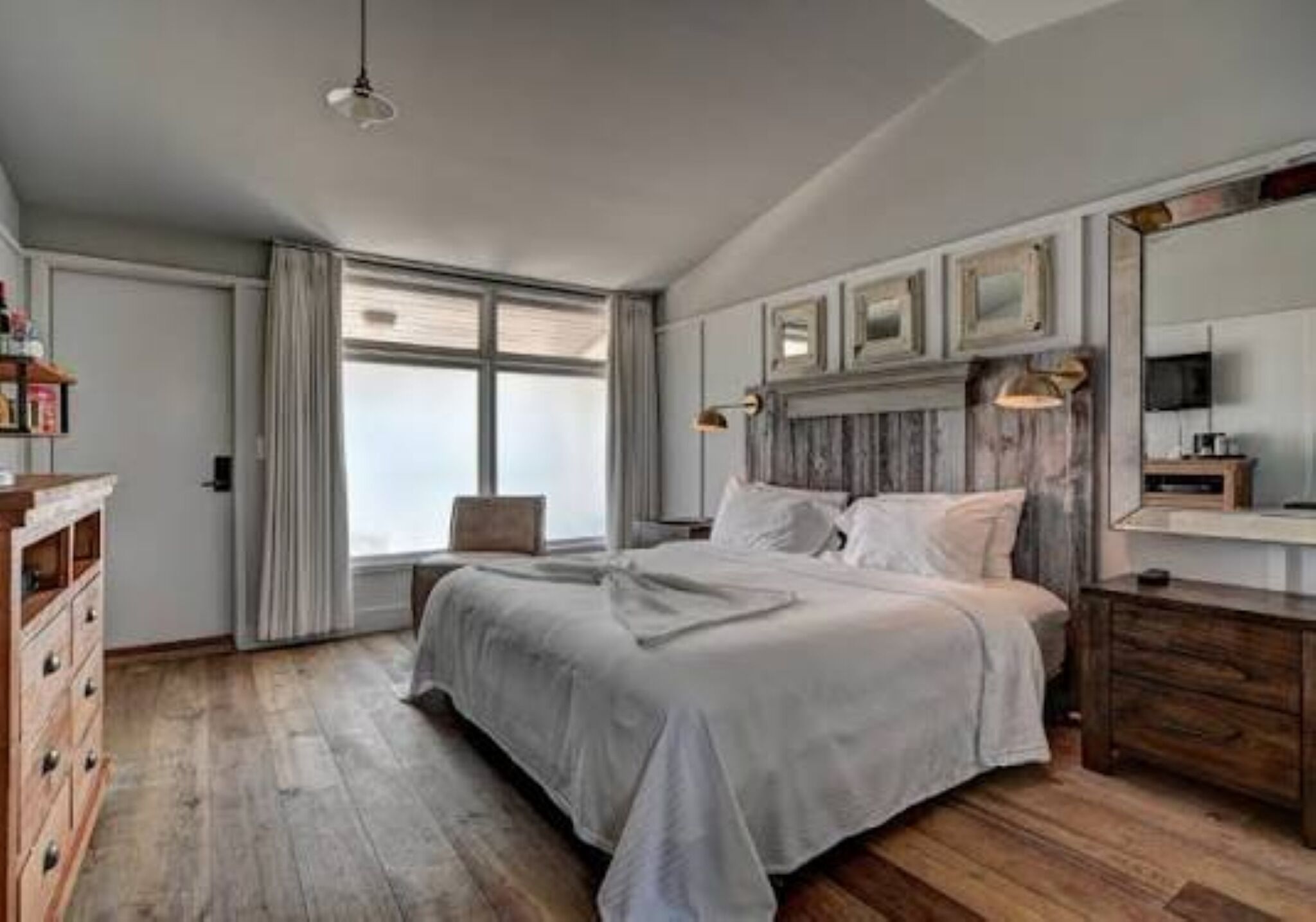 Premium bedding, in-room safe, iron/ironing board, free WiFi