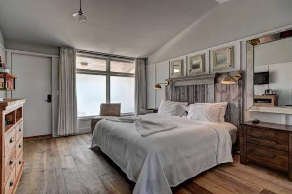 Premium bedding, in-room safe, iron/ironing board, free WiFi