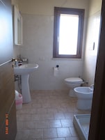 Duplex luxo, 2 quartos | Banheiro | Chuveiro, ducha de hidromassagem, produtos de toalete grátis 