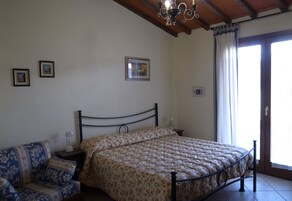 Quarto triplo básico (3 pax) | Edredons de pluma, camas com colchões de espuma com sistema de memória