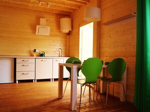 Bungalow, 2 Schlafzimmer, Kochnische | Essbereich im Zimmer