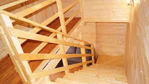 Una escalera de madera de diseño sencillo que baja a un nivel inferior.