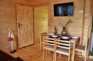 Bungalow, 1 Bedroom, Kitchenette | In-room dining
