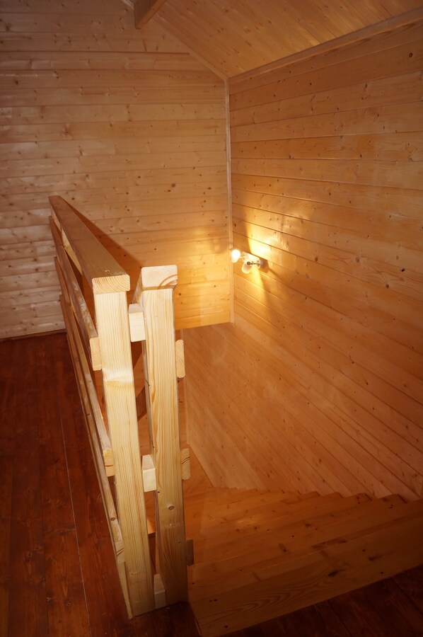 Bungalow, 2 Schlafzimmer, Kochnische | Treppe