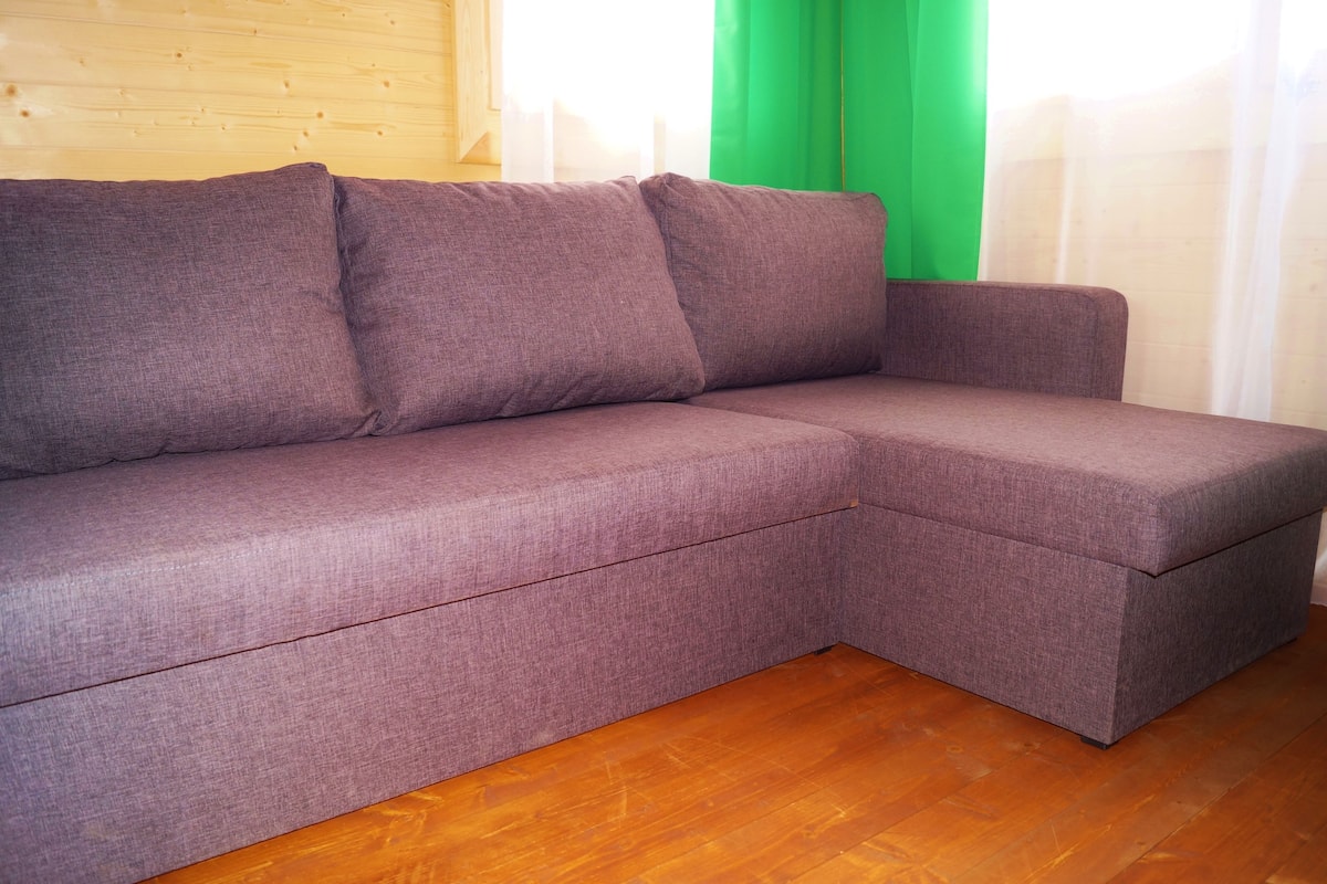 Un sofá modular sobre piso de madera.