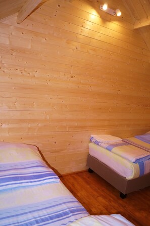Bungalow, 2 Schlafzimmer, Kochnische | 1 Schlafzimmer, schallisolierte Zimmer, kostenloses WLAN