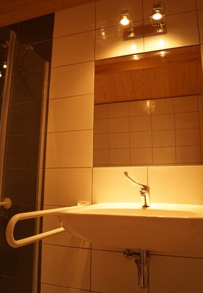 Bungalow, 1 slaapkamer, kitchenette | Badkamer met wastafel