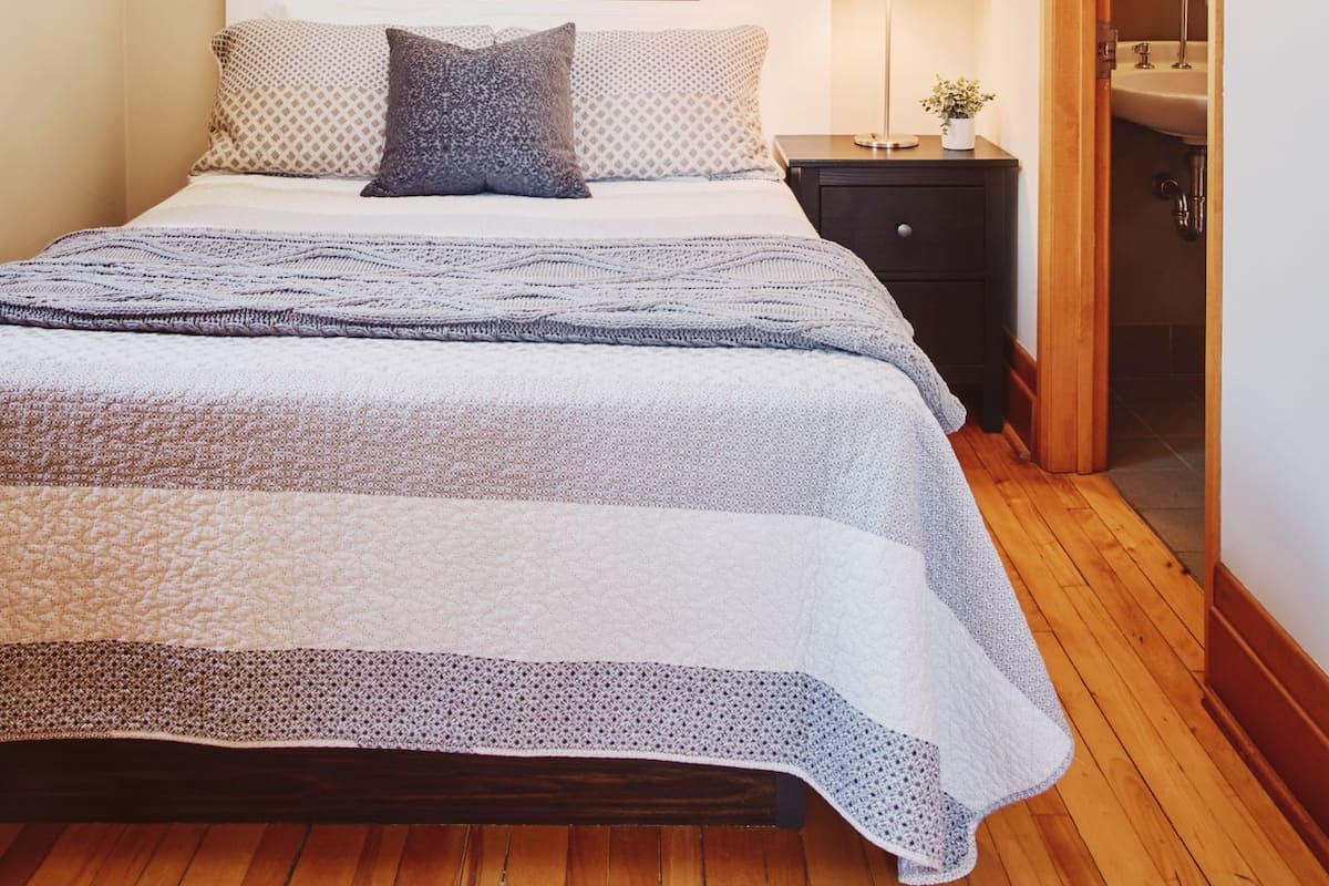 Traditionele kamer, 1 queensize bed met slaapbank, privébadkamer | Een strijkplank/strijkijzer, gratis wifi, beddengoed