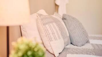 Una cama con una colcha estampada y almohadas.