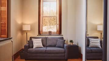 Le cardinal, suite with private bathroom | Living area