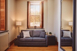 Le cardinal, suite with private bathroom | Living area