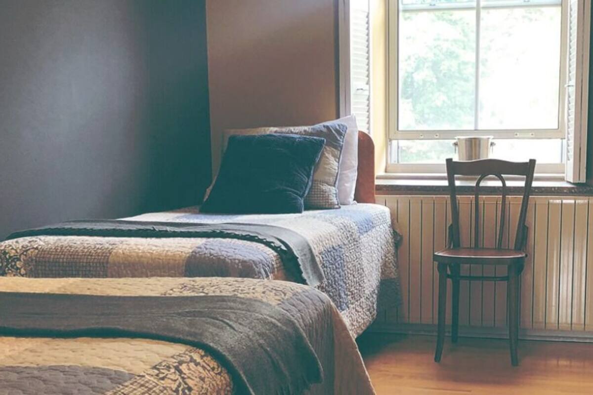 Driepersoonskamer, gedeelde badkamer | Een strijkplank/strijkijzer, gratis wifi, beddengoed