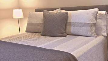 Le prêtre, double room with full bathroom