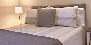Le prêtre, double room with full bathroom | Iron/ironing board, free WiFi, bed sheets - Auberge de l'Abbaye d'Oka (Oka)