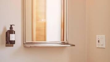 Chuveiro, produtos de toalete grátis, roupões de banho, toalhas de banho