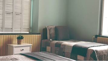 L'abbé, chambre triple avec évier, salle de bains commune | Fer et planche à repasser, accès au Wi-Fi (inclus), literie fournie
