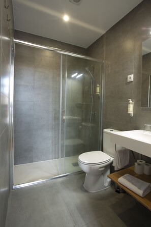 Shower, free toiletries, hair dryer, towels - Lisbon Check-In Guesthouse (Lisbon)