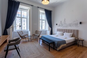 Deluxe Suite | Meja, ruang kerja komputer riba, langsir/tirai gelap terus, kalis bunyi 