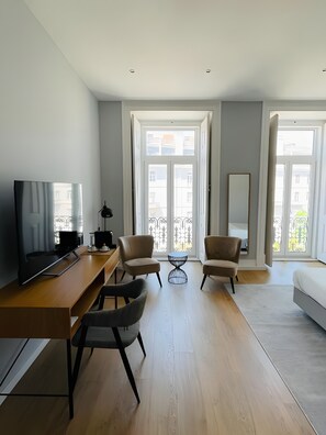 Suite Deluxe Superior | Skrivebord, arbejdsområde til bærbare computere, mørklægningsgardiner