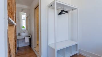 Deluxe Suite | 1 bedroom, desk, laptop workspace, blackout drapes