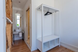 Escritorio, espacio para trabajar con laptop y cortinas blackout 