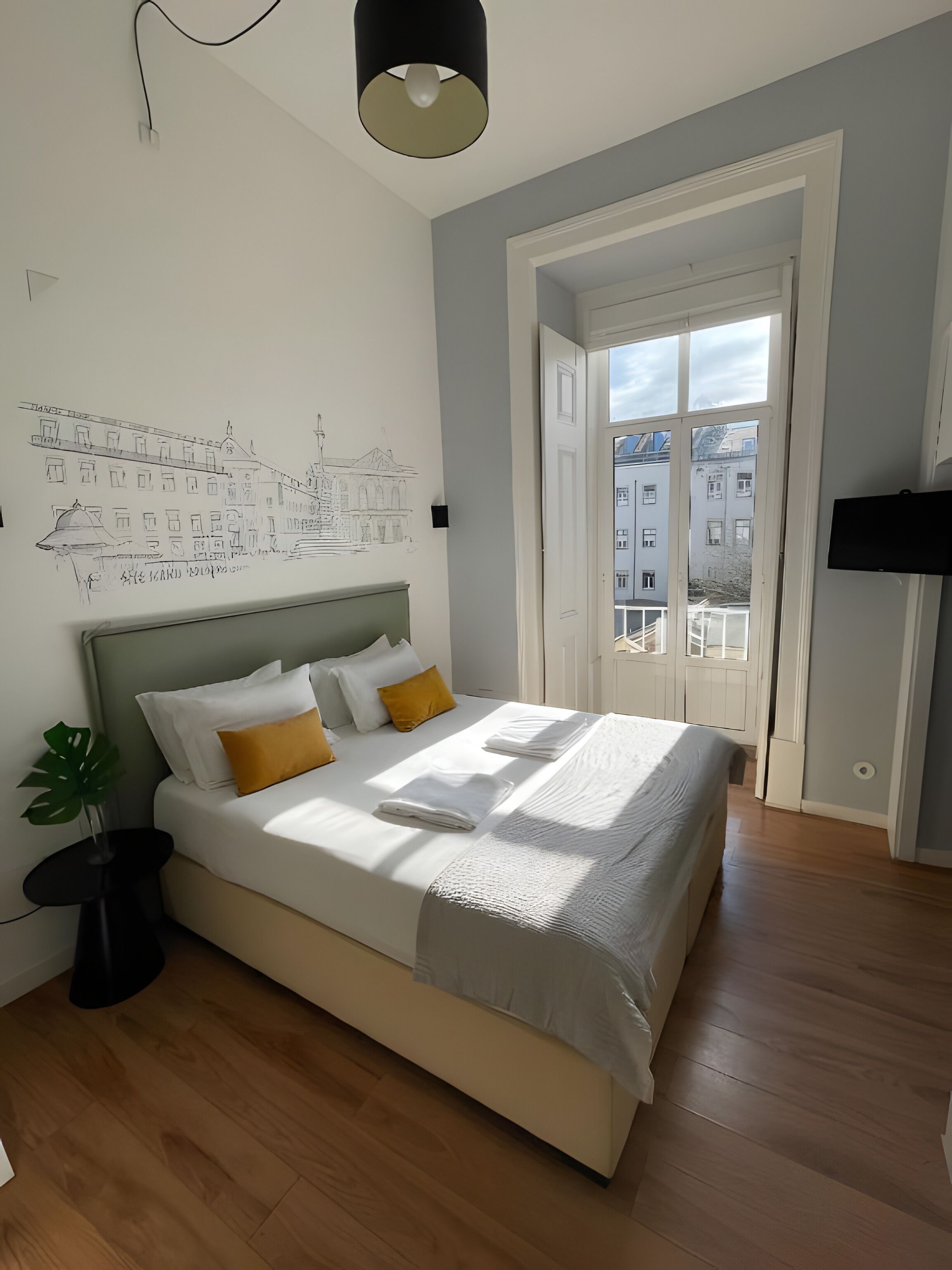 Een slaapkamer met een bed, een plant, een wereldkaart aan de muur en uitzicht door een deur.
