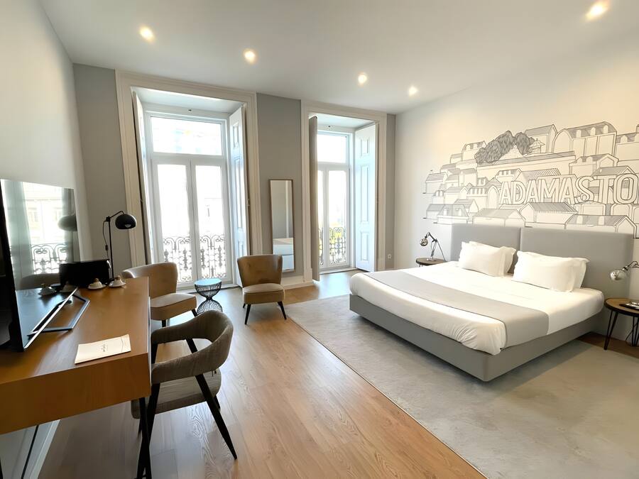 Suite Deluxe Superior | Een bureau, een laptopwerkplek, verduisterende gordijnen