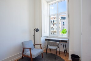 Deluxe Suite | Desk, laptop workspace, blackout drapes, soundproofing - Lisbon Check-In Guesthouse (Lisbon)