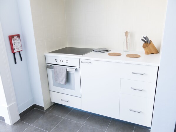 Shared fridge, microwave, dishwasher, cookware/dishes/utensils - Lisbon Check-In Guesthouse (Lisbon)