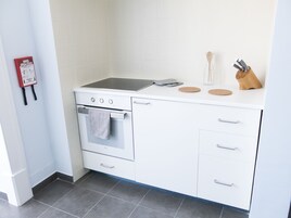 Refrigerador, microondas, lavavajillas, utensilios de cocina