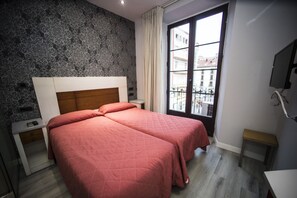 Desk, blackout drapes, free WiFi, bed sheets - Hostal Centro (Soria)