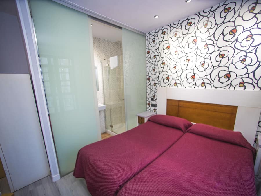 Quarto casal, 1 cama de casal ou 2 camas de solteiro, sacada, vista para a cidade | Escrivaninha, cortinas blackout, Wi-Fi de cortesia, roupa de cama