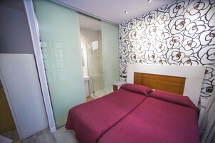 双人房, 1 张双人床或 2 张单人床, 阳台, 城市景观 | 办公桌、遮光窗帘、免费 WiFi、床单