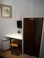 办公桌、遮光窗帘、免费 WiFi、床单